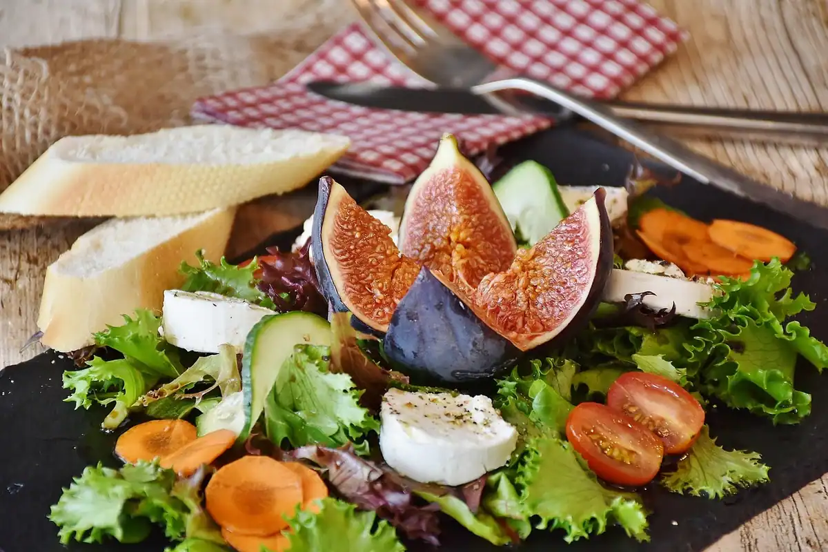 Salată cu smochine, brânză de capră și pâine, o masă ușoară de prânz