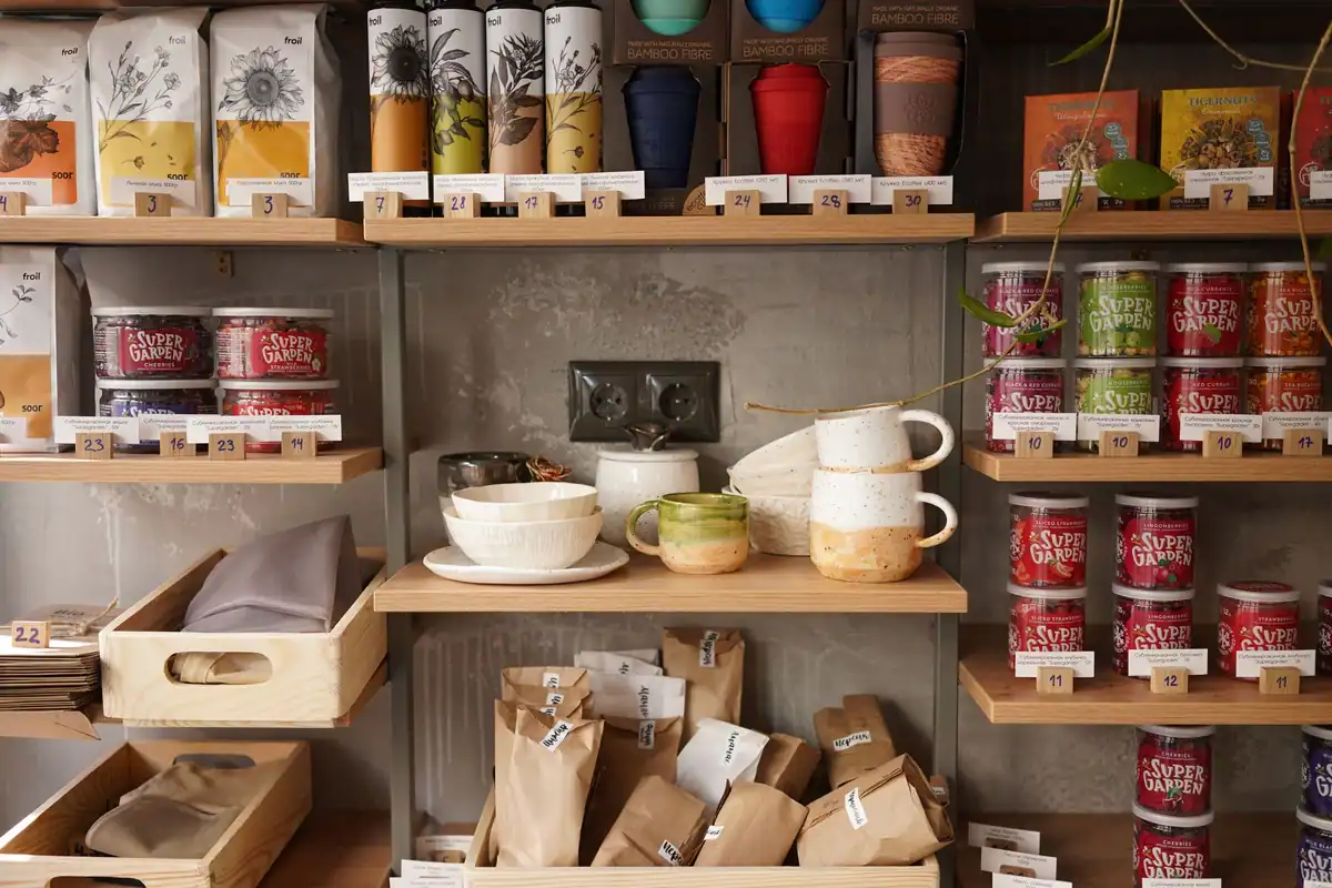 Rafturi rustice de bucătărie cu ceramică și produse alimentare