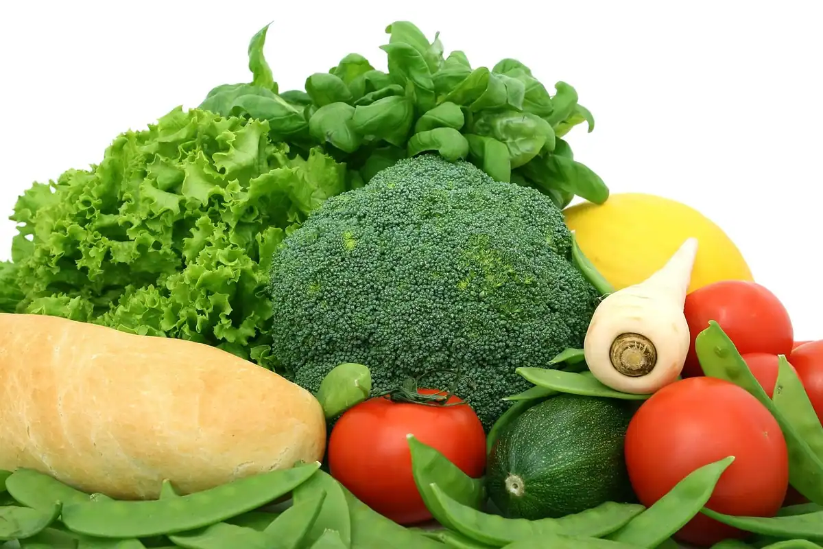 Broccoli, salată, roșii, fasole verde și țelină, legume proaspete de comparat cu cele congelate