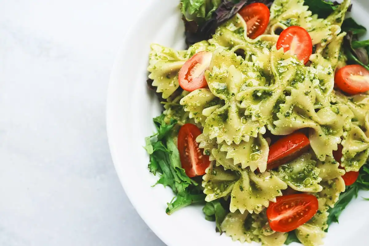 Salată de paste farfalle cu pesto, roșii cherry și rucola, un prânz sățios
